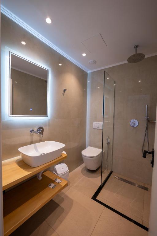 Monel Hotel - Deluxe Triple Room With Pool View