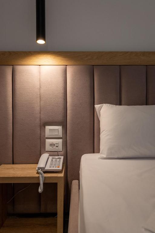 Postel nebo postele na pokoji v ubytování Monel Hotel