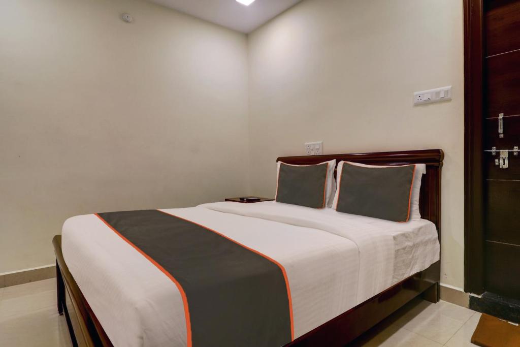 a bedroom with a large bed in a room at Super Collection O Halcyon Madhapur in Hyderabad