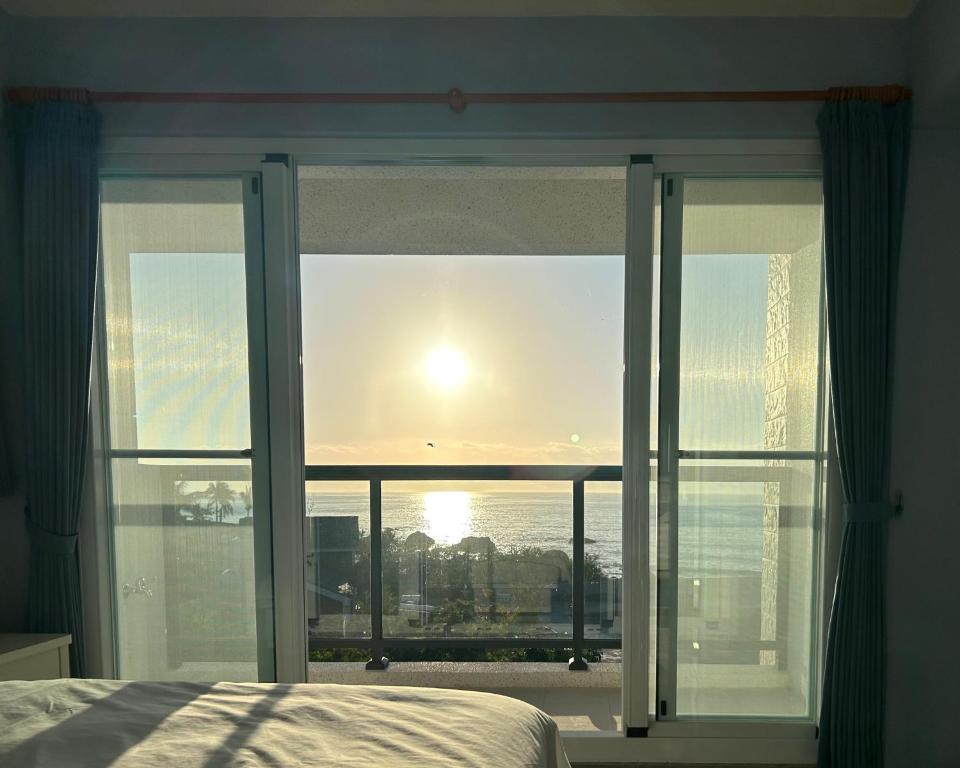 Postel nebo postele na pokoji v ubytování 那界灣海景民宿 Dulan Najie Bay Inn