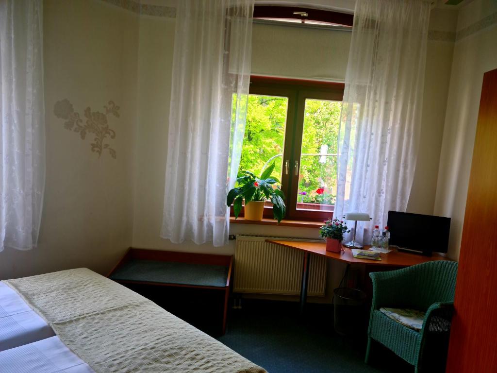 Ένα ή περισσότερα κρεβάτια σε δωμάτιο στο Logis Hotel Stadt Neustadt