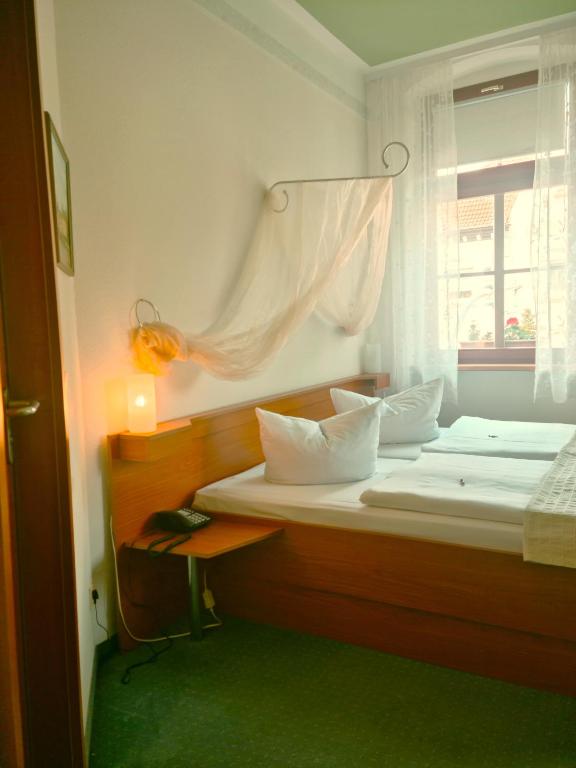 Ένα ή περισσότερα κρεβάτια σε δωμάτιο στο Logis Hotel Stadt Neustadt