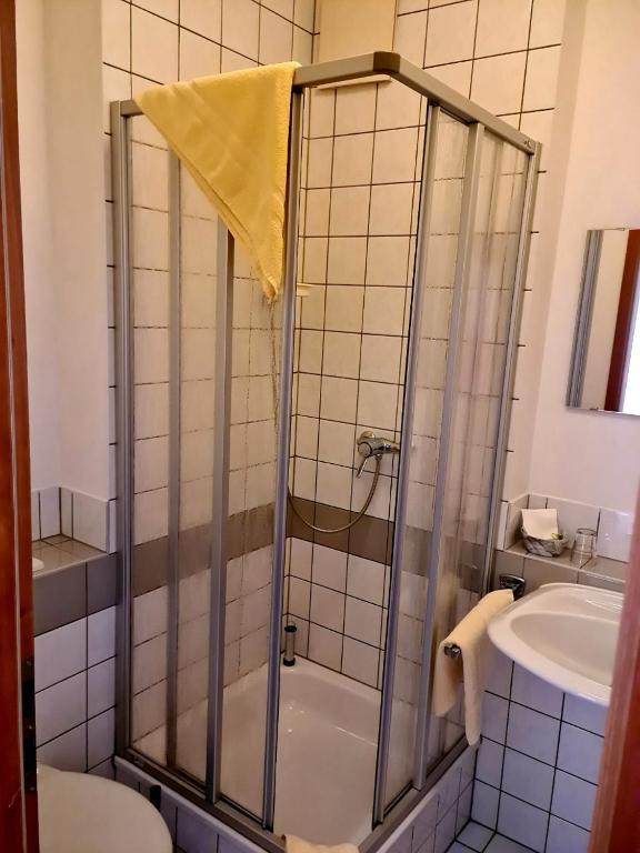 Ένα μπάνιο στο Logis Hotel Stadt Neustadt