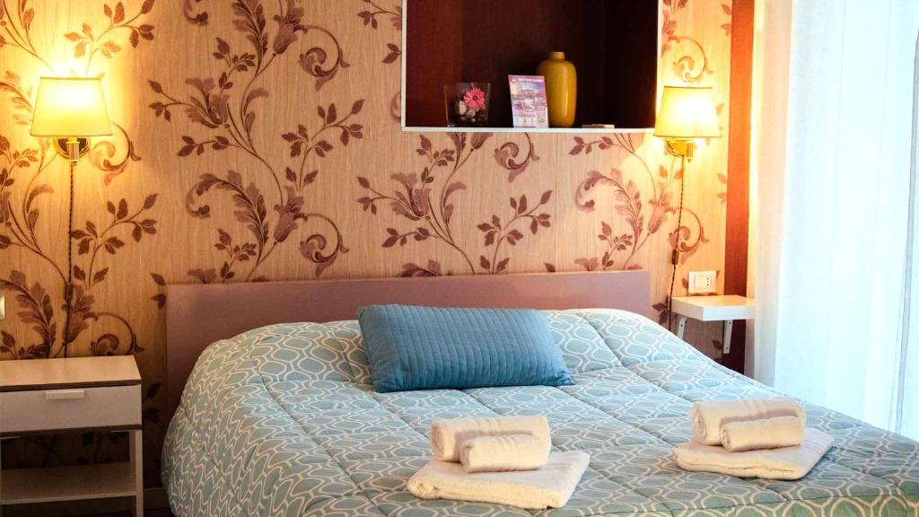 1 dormitorio con 1 cama con toallas en Appia 52, en Roma