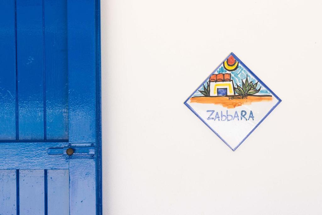 un aquilone con l'immagine di una casa accanto a una porta di HolidaySicily Alcamo Marina ad Alcamo Marina