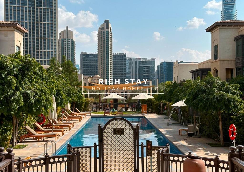 Bazén v ubytování Upgraded 1BR in Downtown with Burj Khalifa View nebo v jeho okolí