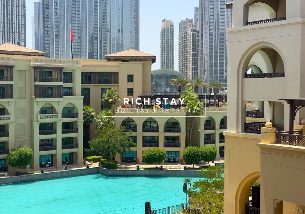 Bazén v ubytování Upgraded 1BR in Downtown with Burj Khalifa View nebo v jeho okolí