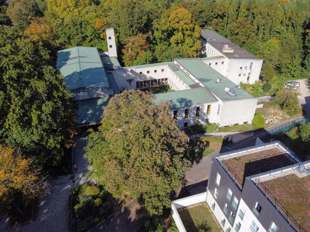an overhead view of a building with a tree at Maison d'accueil Franciscaine in Orsay