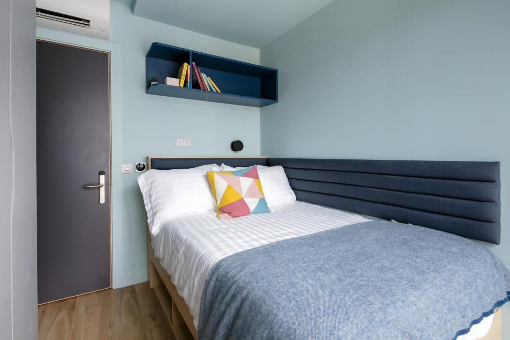 Postel nebo postele na pokoji v ubytování Coleman Court Summer Apartments