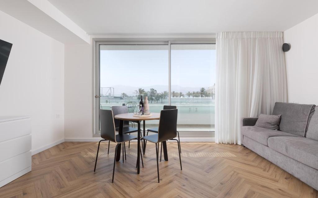 Area soggiorno di סוויטות עם נוף צמודות לים במתחם SeaSide היוקרתי עם בריכה - By SEAELO EILAT