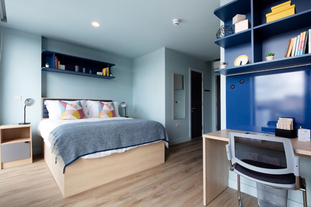 Postel nebo postele na pokoji v ubytování Coleman Court Summer Apartments