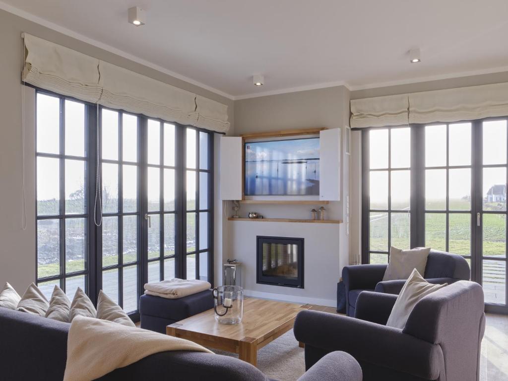 Posezení v ubytování Reetland am Meer - LuxusPlus Reetdachvilla mit 4 Schlafzimmern und Kamin G08