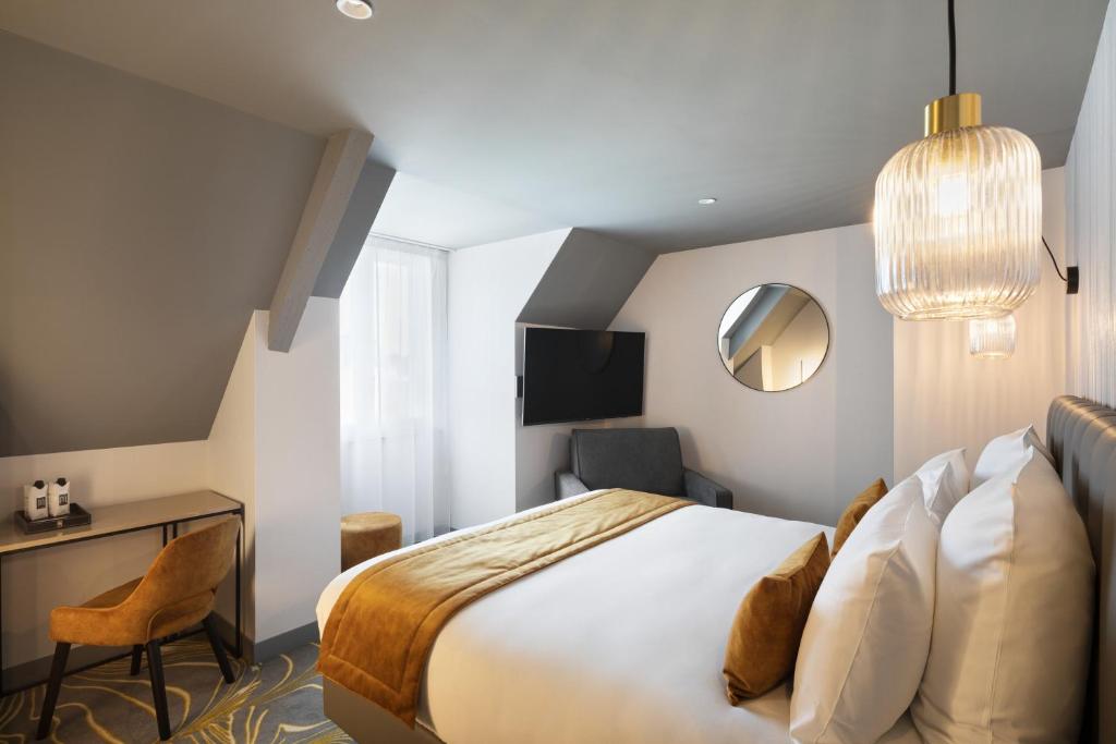 Postel nebo postele na pokoji v ubytování Hôtel & Spa Le Maury, Vannes, The Originals Boutique