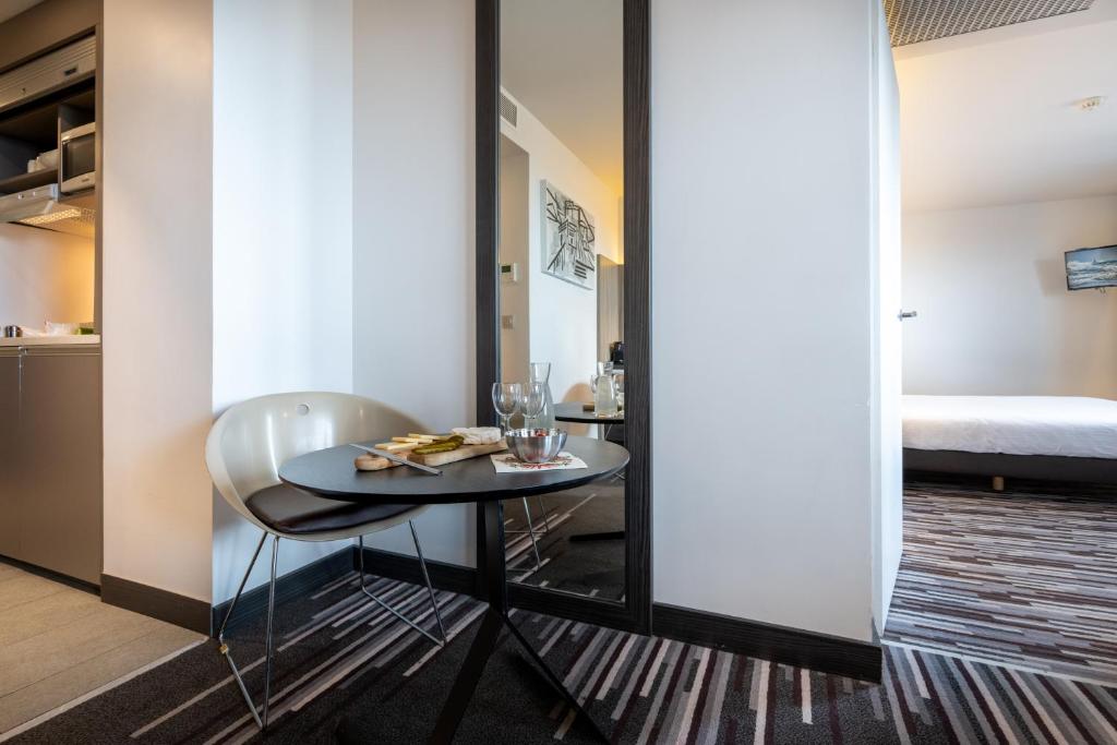 Postel nebo postele na pokoji v ubytování Nemea Appart Hotel Concorde Toulouse Gare Matabiau