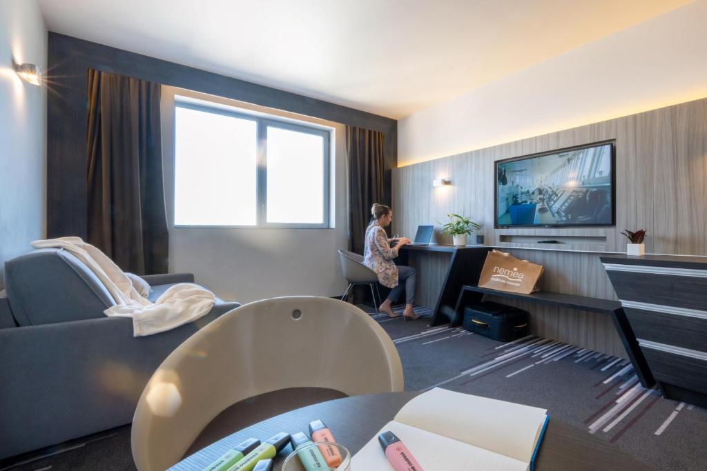 TV a/nebo společenská místnost v ubytování Nemea Appart Hotel Concorde Toulouse Gare Matabiau