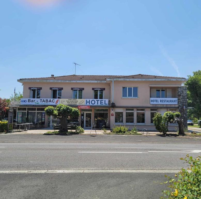 un hôtel sur le côté de la route dans l'établissement Hotel Bar Tabac Point Chaud L'Ecureuil, à Saint-Paul-en-Born