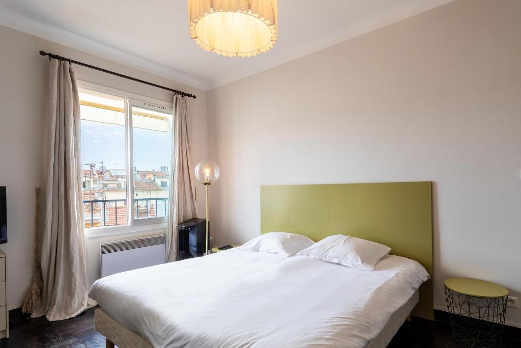 une chambre avec un grand lit et une fenêtre dans l'établissement URBAN AP4346 By Riviera Holiday Homes, à Nice