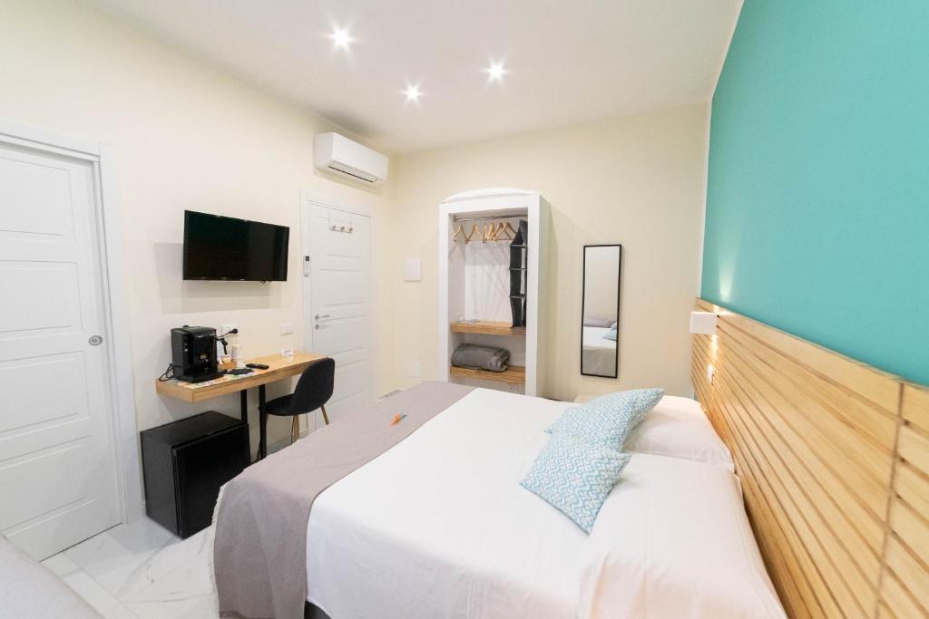 una camera con letto e scrivania con computer di Mandra B&B a Ischia