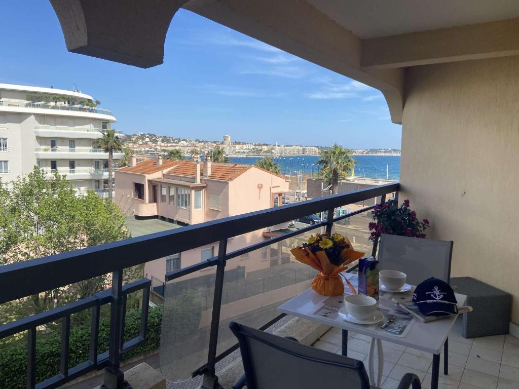 un balcon avec une table et une vue sur l'océan dans l'établissement Appartement 2 pièces avec terrasse près de la plage - FR-1-226A-344, à Fréjus