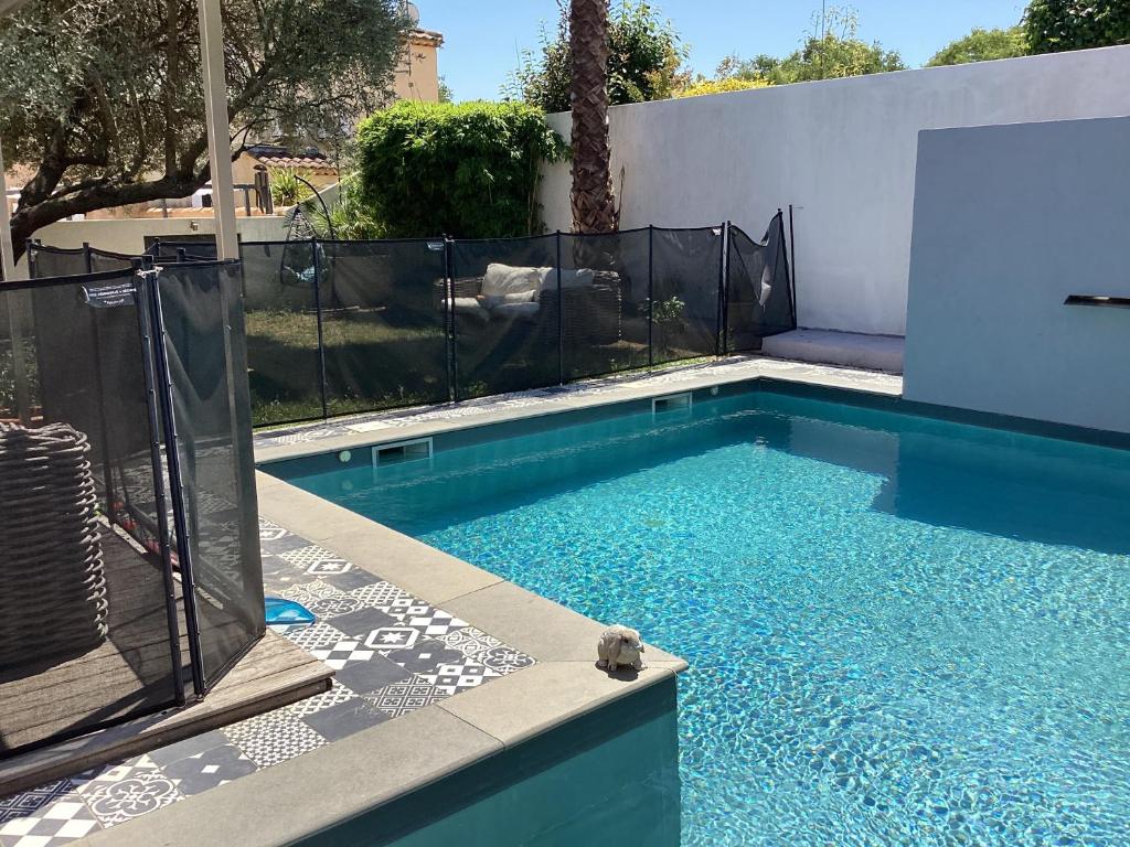 une petite piscine dans une cour avec une clôture dans l'établissement Sous le garlaban, à Aubagne