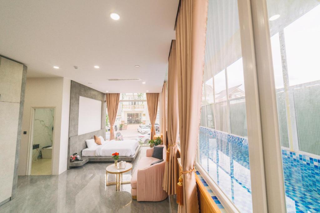 Quy Tai Premium Hotel - 1