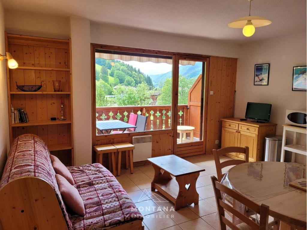 un salon avec un canapé et une table dans l'établissement Bel appartement 4 pers. avec balcon et garage au Grand-Bornand - FR-1-458-189, au Grand-Bornand