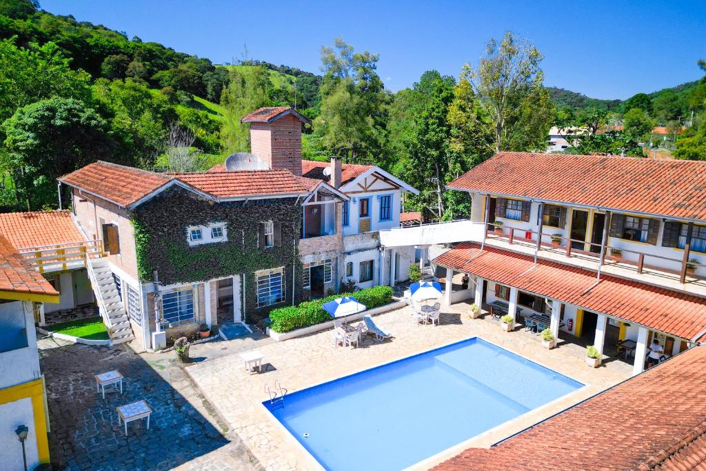 an aerial view of a house with a swimming pool at VELINN Pousada Cesar in Santo Antônio do Pinhal