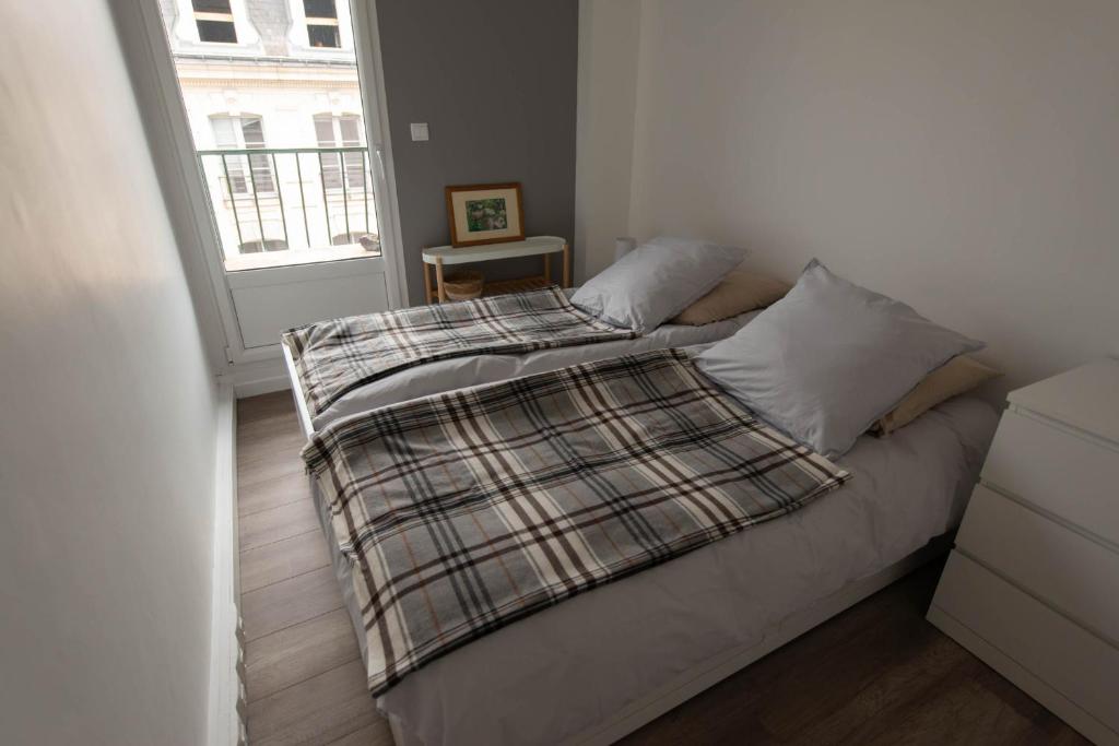 Łóżko lub łóżka w pokoju w obiekcie Appartement LE JULES FAVRE