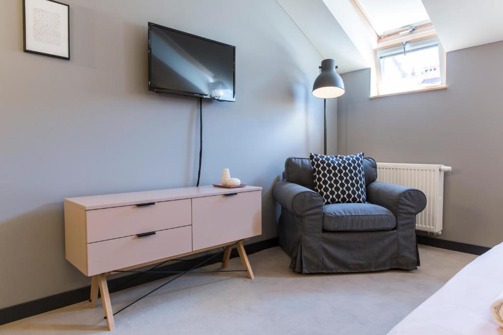 Televízia a/alebo spoločenská miestnosť v ubytovaní 19Rooms