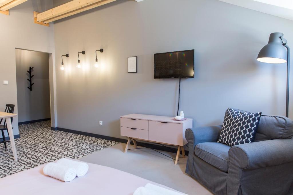 Televízia a/alebo spoločenská miestnosť v ubytovaní 19Rooms