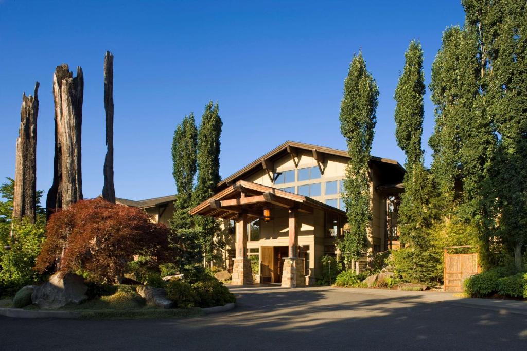 un edificio con alberi di fronte di Willows Lodge a Woodinville