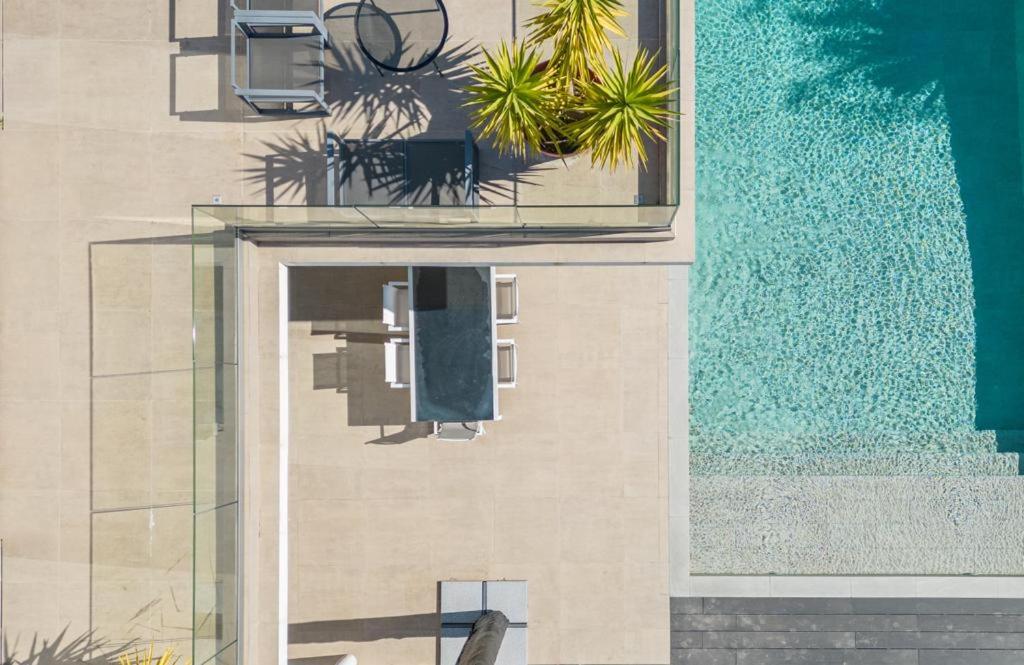 une vue aérienne d'un immeuble avec piscine dans l'établissement villa La Pinède, à Cagnes-sur-Mer