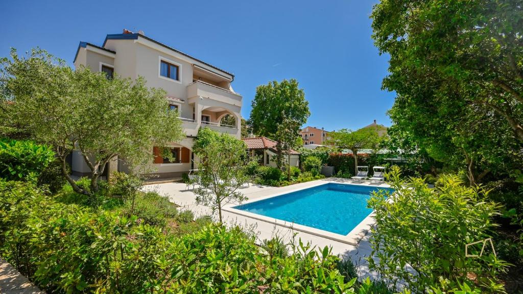 una imagen de una casa con piscina en Modern Apartment Ana, en Malinska