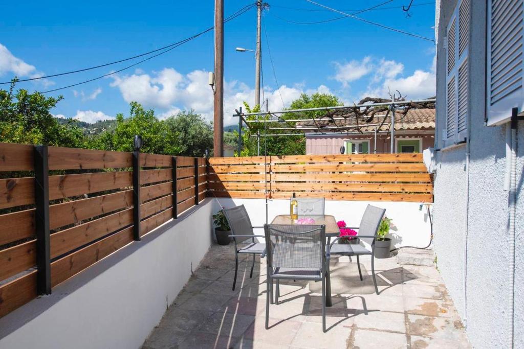 Balkón nebo terasa v ubytování Dimi House