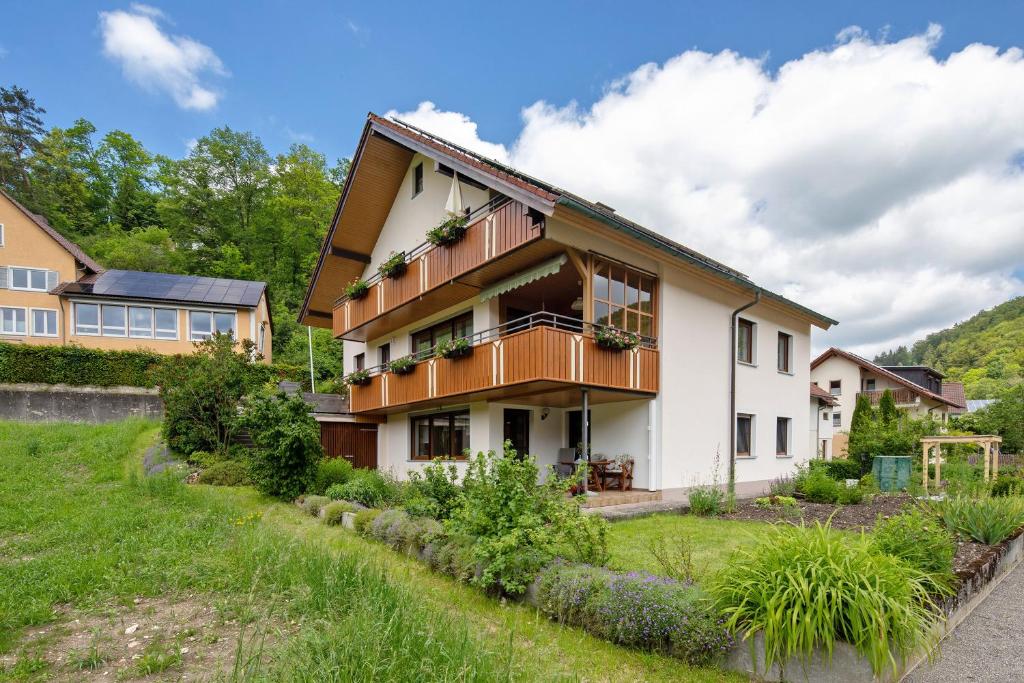 a house with a balcony and a yard at Abendrot in Münsingen