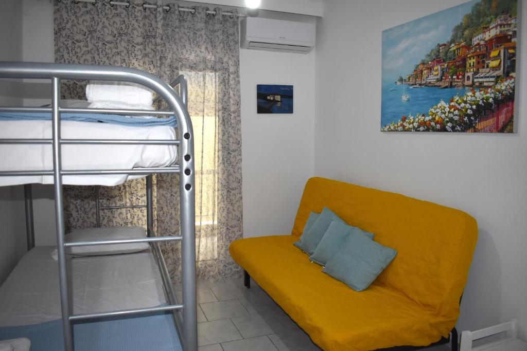 Postel nebo postele na pokoji v ubytování Nefeli's Apartment by the Beach