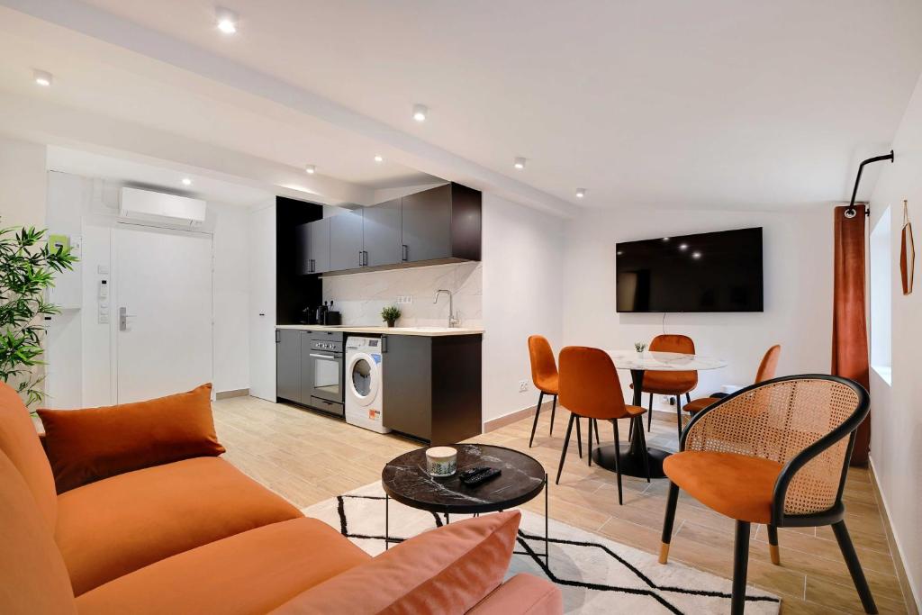 un salon avec un canapé et une table dans l'établissement Welcoming apartment -1BD-4P - 18th arrd, à Paris
