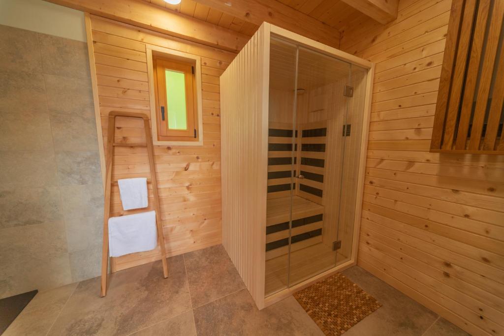 Vannituba majutusasutuses Glamping Zarja, Vipava Valley
