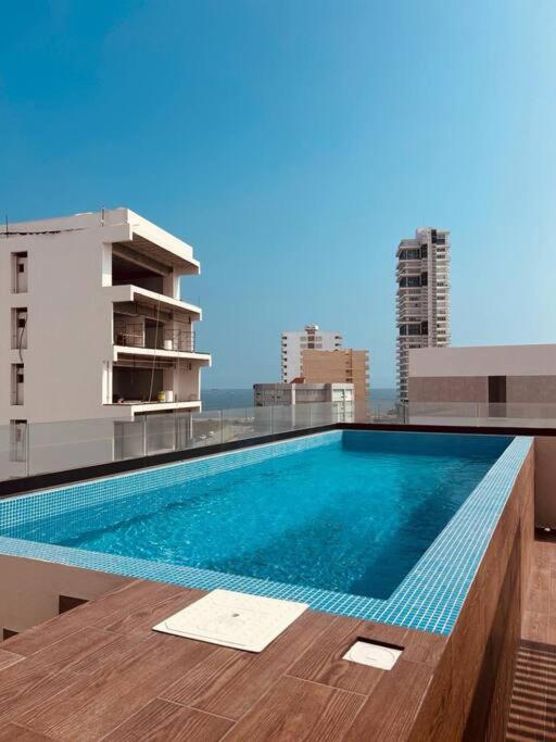 a swimming pool on the roof of a building at Dept Nuevo 4pers- Alberca- 3 cdr Playa in Boca del Río