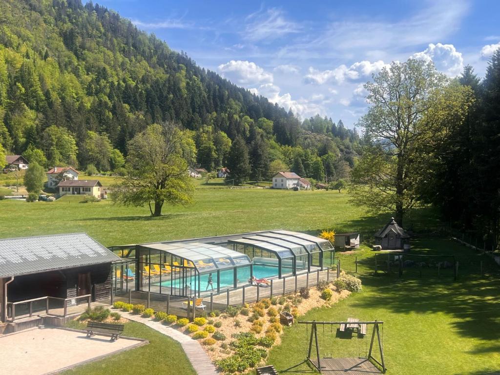 Výhled na bazén z ubytování Gite Roche Des Ducs avec Piscine toute l'année, Spa, Sauna, Hammam nebo okolí