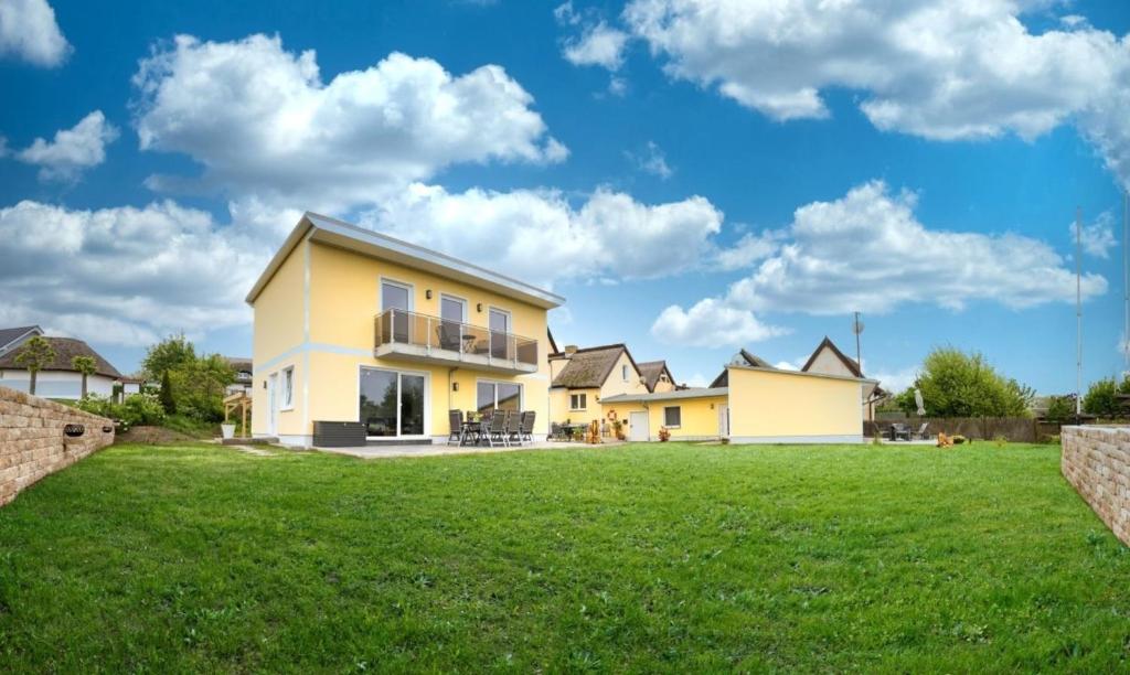 a house with a lawn in front of it at Wasserblick Loddin Deluxe 8 in Loddin