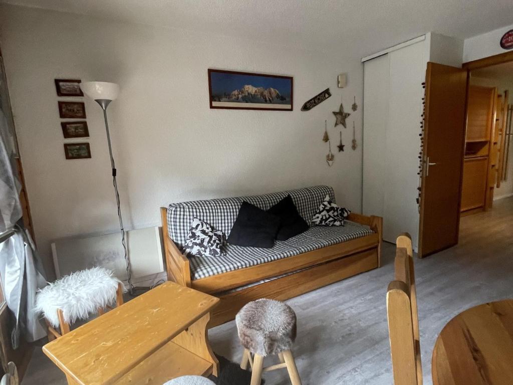 un salon avec un canapé et une table dans l'établissement Appartement cosy avec balcon pour 5 pers. à 200m des remontées mécaniques, Châtel - FR-1-676-153, à Châtel