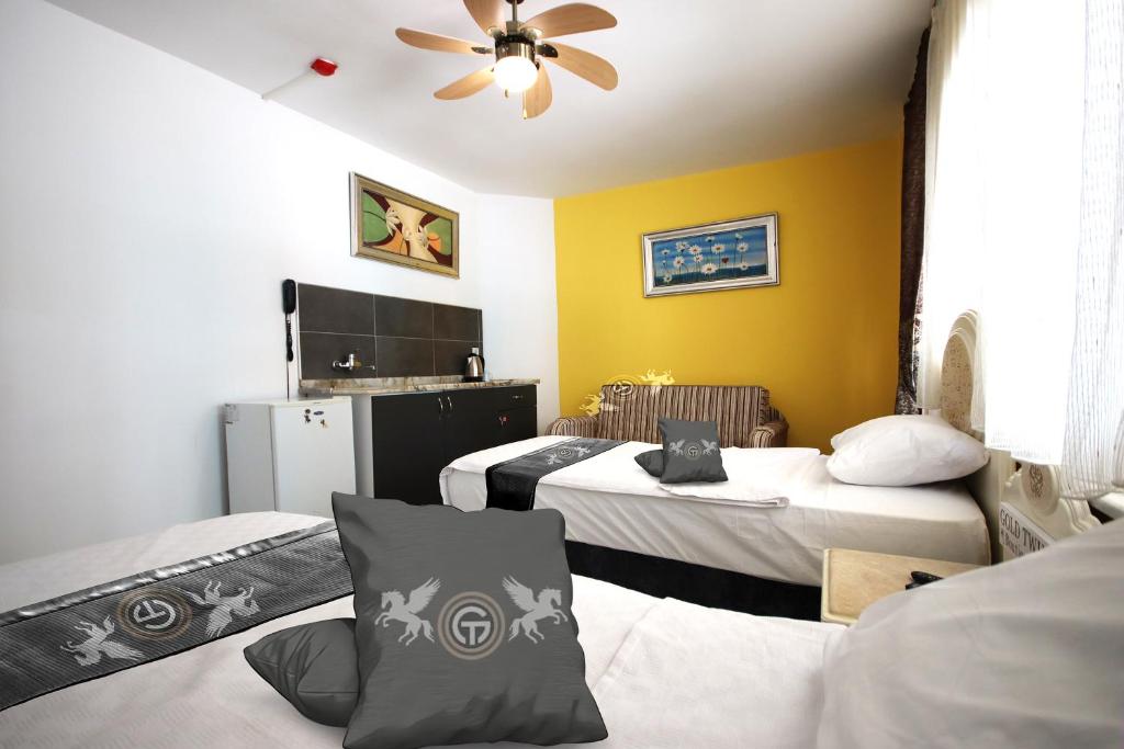 Postel nebo postele na pokoji v ubytování Gold Twins Boutique Hotel