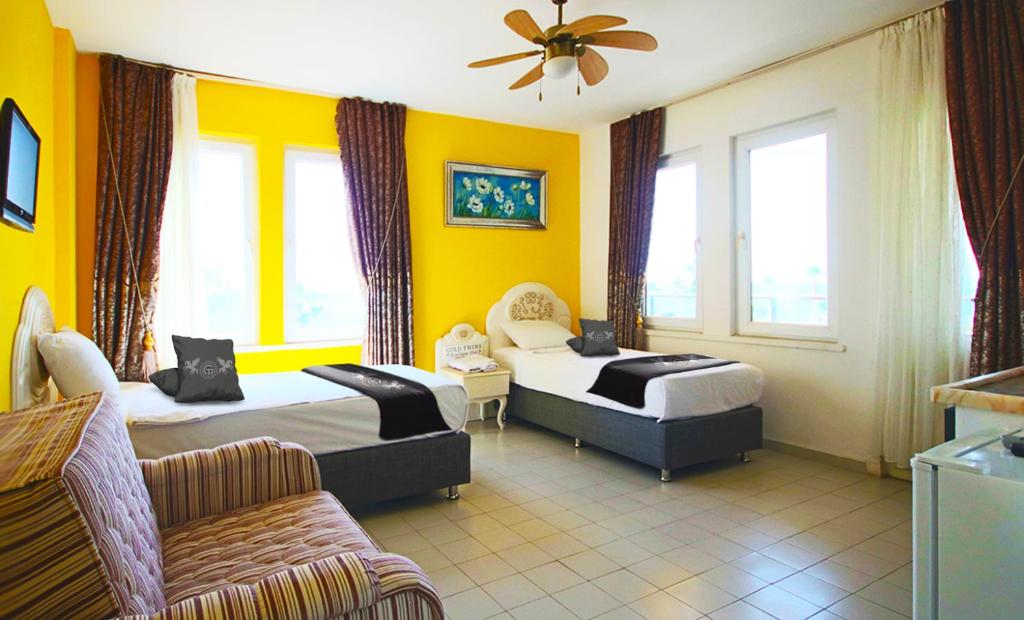 Postel nebo postele na pokoji v ubytování Gold Twins Boutique Hotel