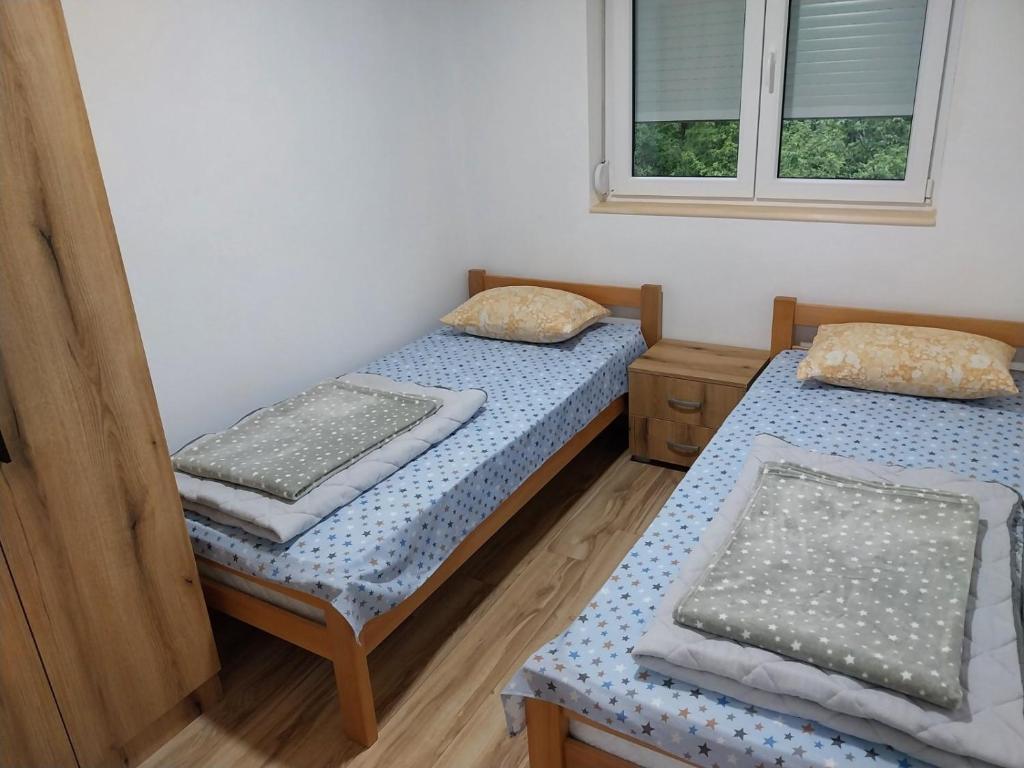 Postel nebo postele na pokoji v ubytování Visočka Banja Apartmani