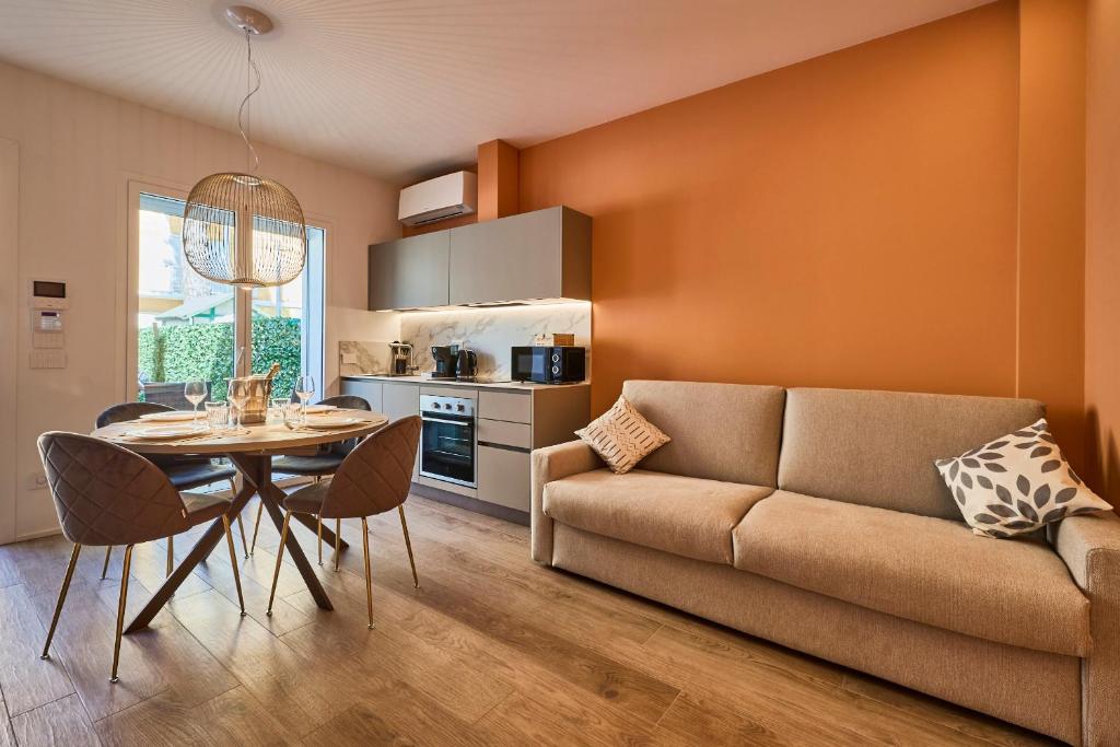 un soggiorno con divano e tavolo di The Twins 1 Luxury Home - Lungomare Viale Milano 20 a Riccione