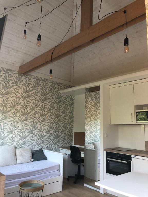 Kuchyň nebo kuchyňský kout v ubytování Studio maisonnette Caudan
