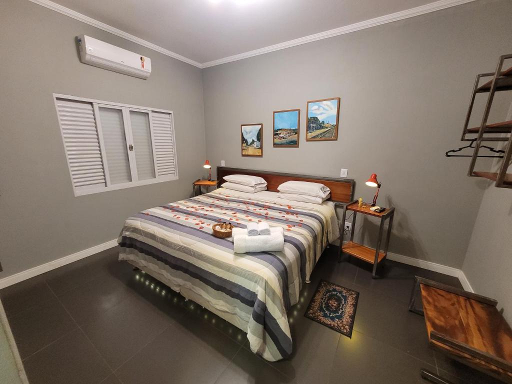 ein Schlafzimmer mit einem Bett mit Kissen darauf in der Unterkunft Pousada Recanto Luigi in Brotas