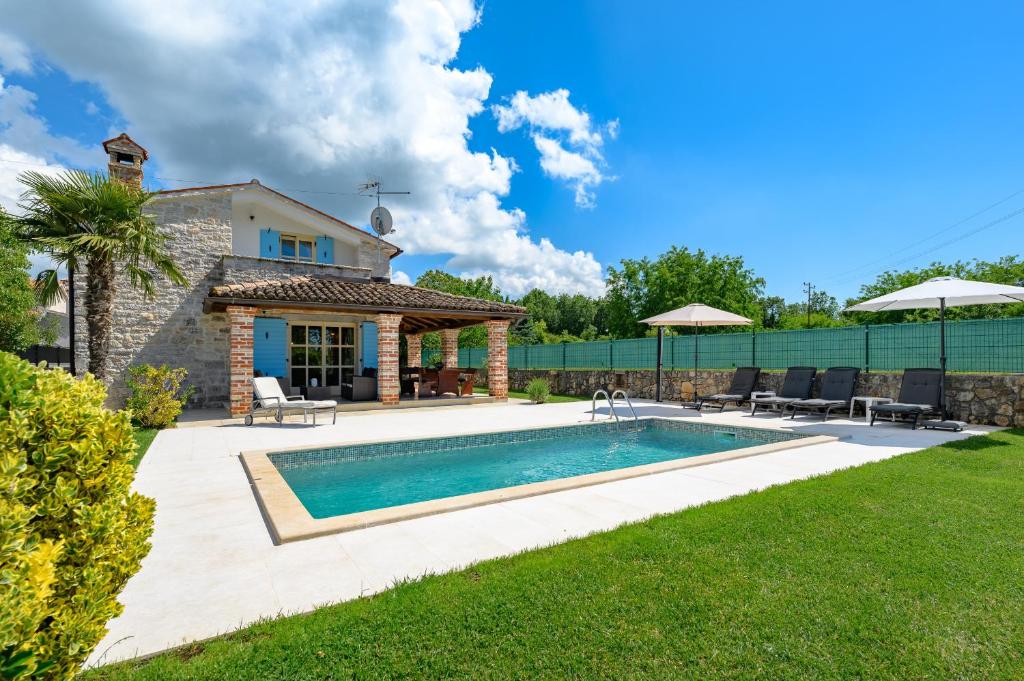 una villa con piscina y una casa en My Villa Ida with pool in Višnjan, Istria, en Štuti