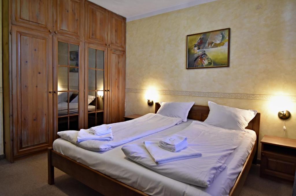 een slaapkamer met een bed met twee handdoeken erop bij Art Spa Villa Gal in Velingrad